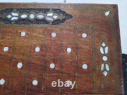 Ancien jeu de backgammon en bois sculpté à la main avec incrustations en mosaïque de nacre du Moyen-Orient