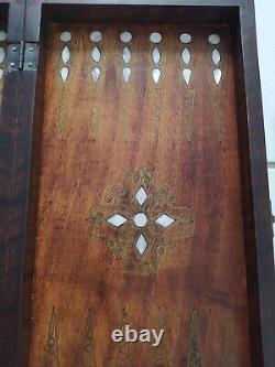 Ancien jeu de backgammon en bois sculpté à la main avec incrustations en mosaïque de nacre du Moyen-Orient