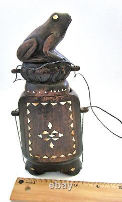 Boîte à tabac à priser en bois dur sculpté asiatique antique RARE avec incrustation de nacre représentant une grenouille assise