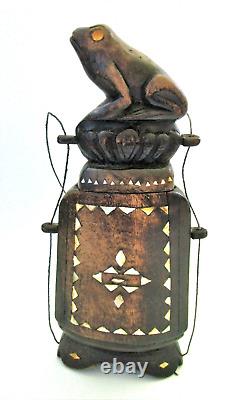 Boîte à tabac rare en bois dur sculpté asiatique avec incrustation de nacre représentant une grenouille assise