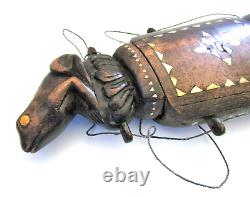 Boîte à tabac rare en bois dur sculpté asiatique avec incrustation de nacre représentant une grenouille assise