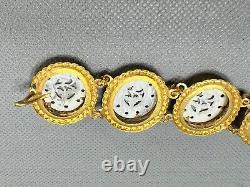 Bracelet en laiton doré avec maillons en nacre sculptée de roses victoriennes antiques.