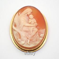 Broche pendentif en camée de coquillage sculpté Mère et Enfant en or 18 carats