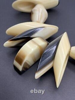 Collier Art Déco en perles de caséine galalithe sculptées crème et marron des années 30 français en bakélite A1
