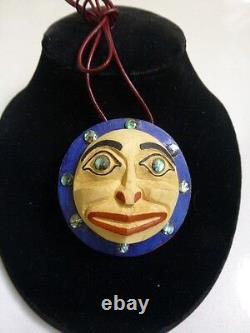 Collier à pendentif 26 Moon Maskette en cèdre sculpté signé Ron Alphonse avec nacre