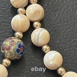 Collier ancien en nacre et cloisonné sculpté avec une figure japonaise peinte à la main