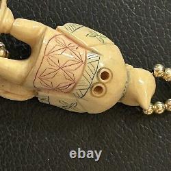 Collier ancien en nacre et cloisonné sculpté avec une figure japonaise peinte à la main