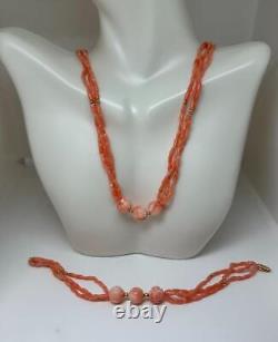 Collier et bracelet en corail saumon en or 14 carats à trois rangs de perles sculptées à la main