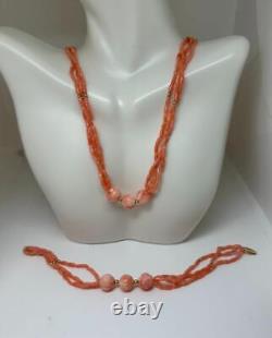 Collier et bracelet en corail saumon en or 14 carats à trois rangs de perles sculptées à la main