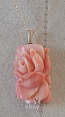 Collier pendentif en or jaune 14 carats avec pendentif en corail Angel Skin sculpté en forme de fleur de rose
