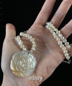Collier rare en nacre vintage avec pendentif fleur sculptée en perles