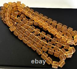 Collier vintage long et lourd en verre orange sculpté et gravé à la main avec des perles nouées de 58 pouces