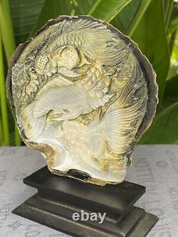 Coquillage sculpté Carpe Koi, Coquille de moules, Nacre avec support Carpe Koi