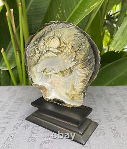 Coquillage sculpté Carpe Koi, Coquille de moules, Nacre avec support Carpe Koi