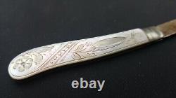 Couteau à fruits pliable en argent sterling antique et nacre sculptée, Angleterre.
