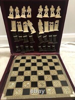 Ensemble d'échecs antique fait main, plateau incrusté de nacre, pièces sculptées en os de chameau.