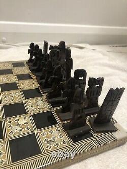 Ensemble d'échecs antique fait main, plateau incrusté de nacre, pièces sculptées en os de chameau.