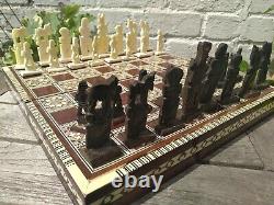 Ensemble d'échecs fait main avec incrustations de nacre et pièces en os de chameau sculpté, fabriqué en Egypte.