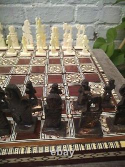 Ensemble d'échecs fait main avec incrustations de nacre et pièces en os de chameau sculpté, fabriqué en Egypte.