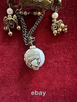 Épingle vintage en filigrane avec deux visages de femmes sculptés, perles, cristaux et perles avec ton doré