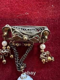 Épingle vintage en filigrane avec deux visages de femmes sculptés, perles, cristaux et perles avec ton doré
