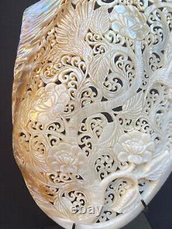 Oiseau Phoenix sculpté dans une coquille de mollusque éblouissante en nacre sculptée incluant un support.