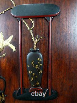 Panneau en bois sculpté japonais avec incrustations d'os et de nacre
