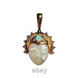 Pendentif déesse SAJEN en or 18 carats avec visage sculpté en nacre et pierre précieuse d'opale signée