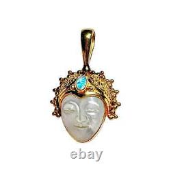 Pendentif déesse SAJEN en or 18 carats avec visage sculpté en nacre et pierre précieuse d'opale signée