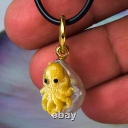 Pendentif pieuvre Perle des mers du Sud sculptée en nacre et vermeil Sterling 4,43 g