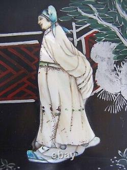 Plaque murale en bois laqué ancien de Chine peinte à la main avec incrustations de nacre sculptée