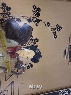 Plaque murale en nacre de mère de perle sculptée et peinte à la main de style antique chinois.