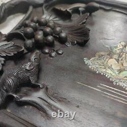 Plateau chinois antique en bois sculpté et incrusté de nacre du 19ème siècle