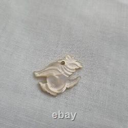 Rare Antique Chinese Foo Dog Fine Hand Carved Mother Of Pearl Charm Pendant <br/><br/>Translation in French: Pendentif de charme en nacre finement sculptée à la main avec un rare chien Fu chinois antique