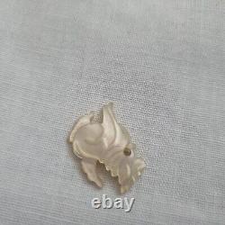 Rare Antique Chinese Foo Dog Fine Hand Carved Mother Of Pearl Charm Pendant  <br/>
  	<br/>	Translation in French: Pendentif de charme en nacre finement sculptée à la main avec un rare chien Fu chinois antique