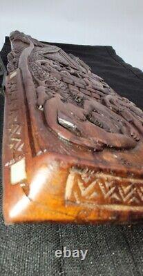 Tableau d'histoire sculpté en bois VTG Palau signé Ngiraibuuch K Palau avec nacre de 1996